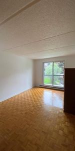 GRAND ET LUMINEUX 3.5 DISPONIBLE 1ER NOVEMBRE!! - Photo 3