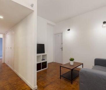 Spacious room with private balcony in Barcelona - Photo 3