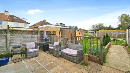 Shortwood Avenue, Staines-upon-Thames, Surrey, TW18 4JN - Photo 5