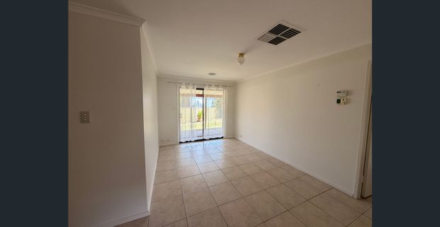 Freshly painted 3-bedroom home - Photo 1