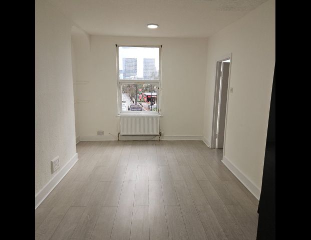 2 Bed Flat, Colman Road, E16 - Photo 1