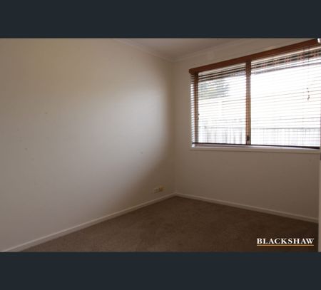 8 Steel Place, Queanbeyan, NSW 2620 - Photo 2