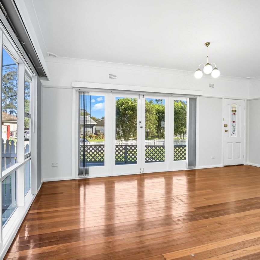 Spacious Three Bedroom Home! - Photo 1