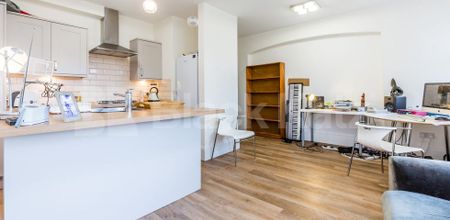 2 Bedroom, 1 bath, 1 reception Flat - Photo 5