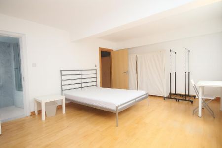 3 bedroom flat to rent - Photo 2