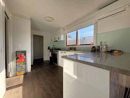 Dual Living!- 4 bedroom 2 bathroom and 2 kitchens! - Photo 2