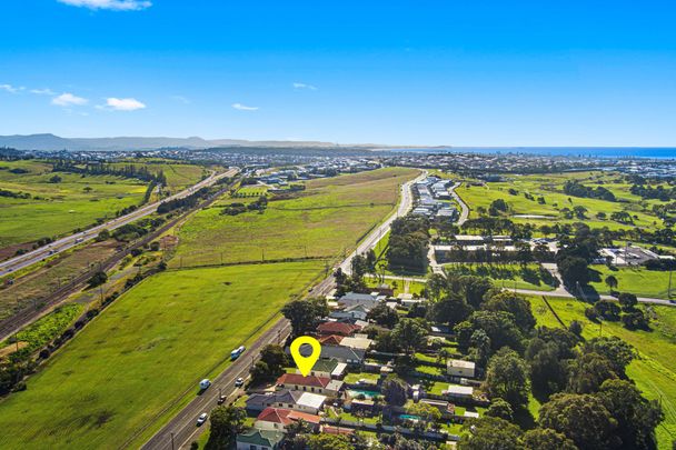 Spacious 4 Bedroom Home with Swimming Pool! - Photo 1