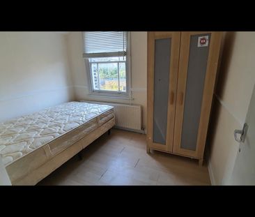 Room in a Shared Flat, London, SE8 - Photo 2