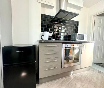 Studio Flat, Aldborough Road South, IG3 - Photo 5
