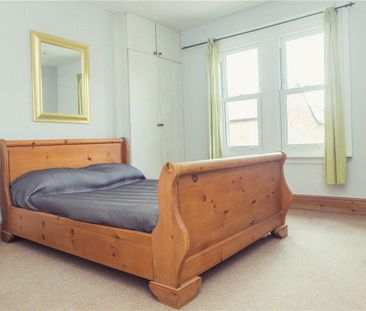 4 bedroom end of terrace house to rent - Photo 2