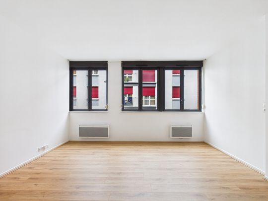 En plein centre ville avec stationnement - Photo 1