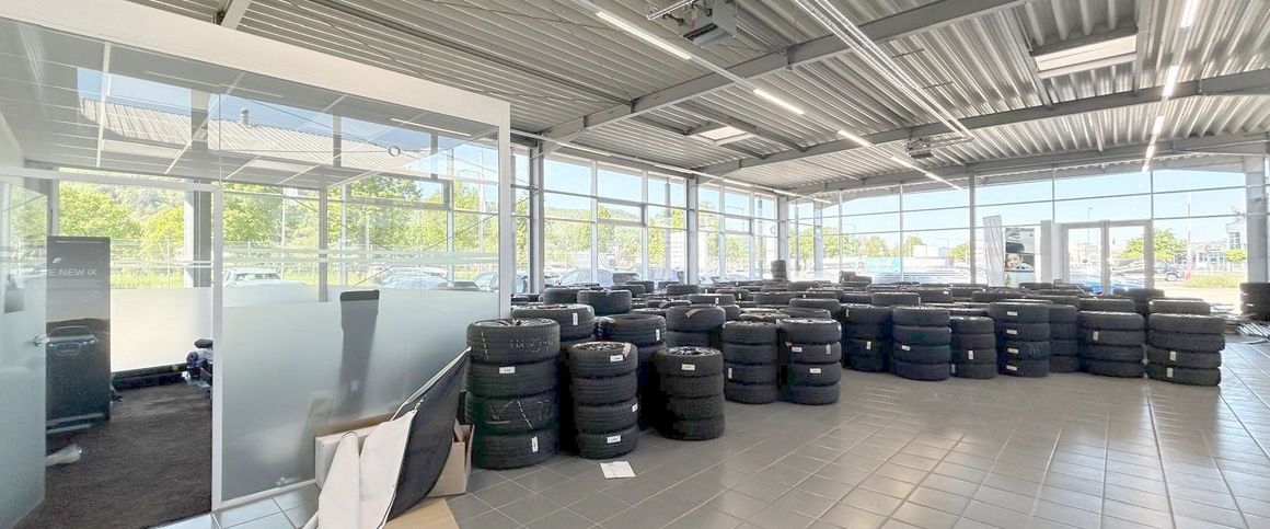 Trier-Euren: Moderne, barrierefreie Halle mit 310 m² – vielseitig nutzbar, große Fensterfront, Glasbüro & neuer moderner Gasheizung - Foto 1