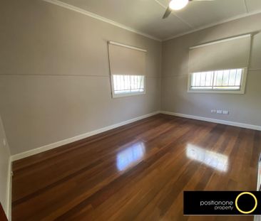Discover your ideal home in the sought-after suburb of Aspley! Situ... - Photo 2