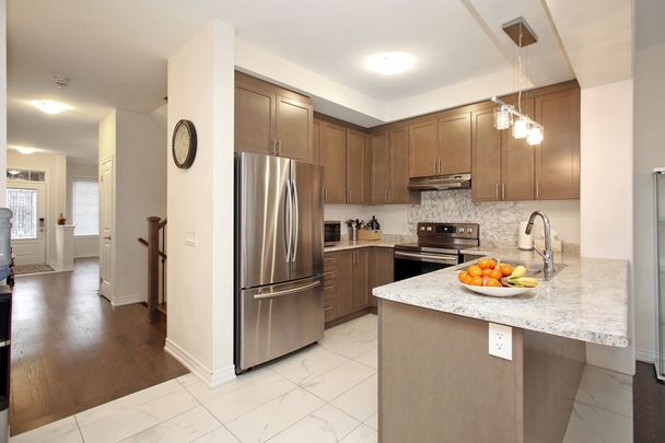 For Lease - 7 Frederick Pearson Street, East Gwillimbury, Ontario - Photo 1