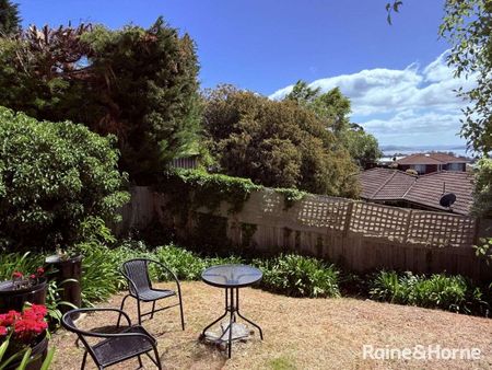 Sunny + fully furnished. Weekly Rent includes utilities! - Photo 3