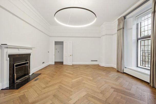 A Grand Lateral Apartment on Sloane Square, SW1W. - Photo 1