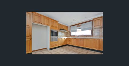 Comfortable living in a prime Preston location - Photo 4