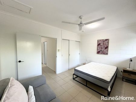 2 BEDROOM : 2 BATHROOM : FULLY FURNISHED: POOL : CLOSE TO TOWN & BEACH - Photo 2