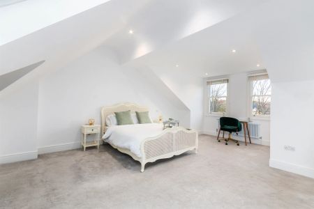 3 Bed, Apartment - Photo 4