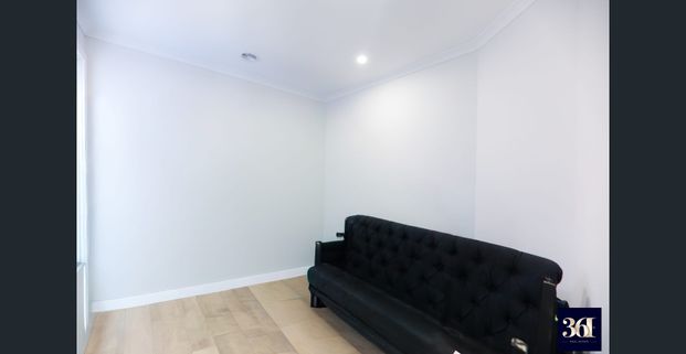 For Rent | Modern 4-bedroom home with open-plan living, stylish kitchen, heating and cooling, close to shopping, transport & major roads. - Photo 1