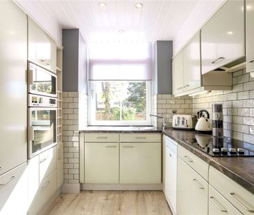 Superb fully renovated two bed two bath period apartment. Beautiful... - Photo 3