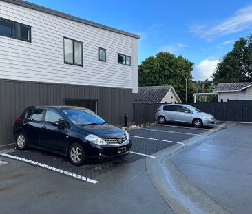 Stylish 3BR Townhouse in Te Atatu South! - Photo 3