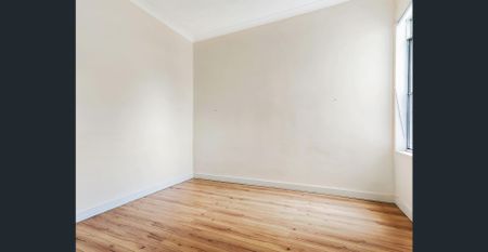 Character Home with Private Courtyard - Photo 3