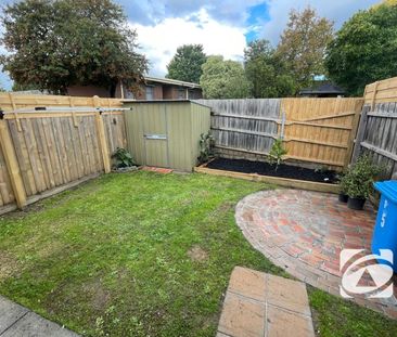 COSY 1 BEDROOM UNIT CLOSE TO SHOPS AND TRANSPORT - Photo 2