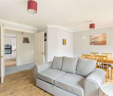 A well presented three bedroom home with garden and garage - Photo 1