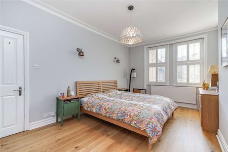 A beautiful five bedroom house situated in close proximity to Chiswick Park Tube and the High Street. - Photo 5