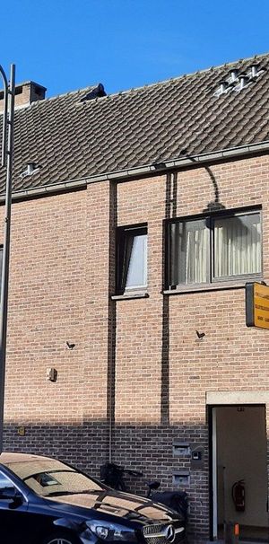 Comfortabel, verzorgd appartement op de 1ste verdieping met 2 slaapkamers en garage, gelegen in de dorpskern. - Photo 1