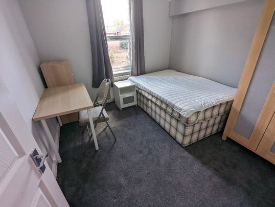 Room in a Shared House, Palmer Park Avenue, RG6 - Photo 1
