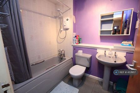 1 bedroom in a flat share to rent - Photo 5