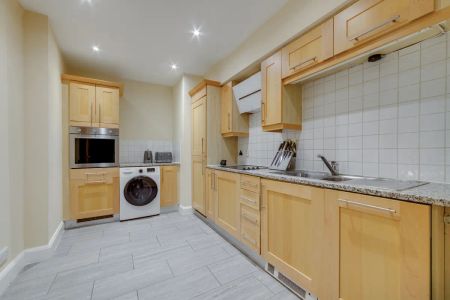 3 bedroom flat in 18 Gainsford Street - Photo 2