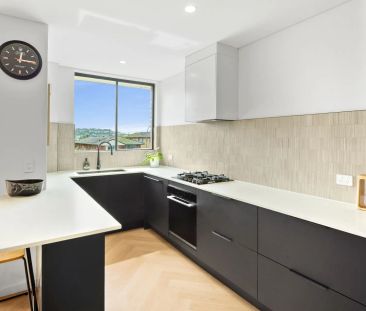 Stylish Coastal Retreat Footsteps from Dee Why Beach - Photo 4