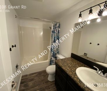 4 Bed, 2.5 Bath FULL HOUSE W/ Garage in Whitmore Park - Photo 3