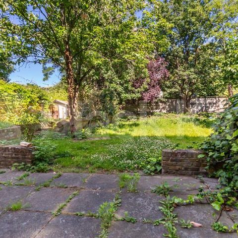 Two bedroom property set on a raised ground floor in a period conversion - Photo 2