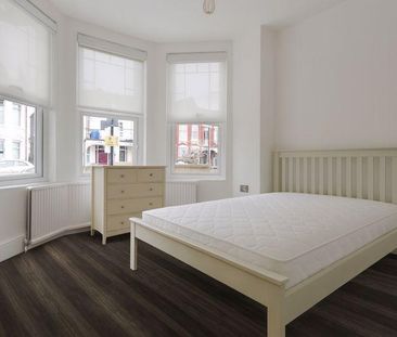 3 bedroom flat to rent - Photo 2