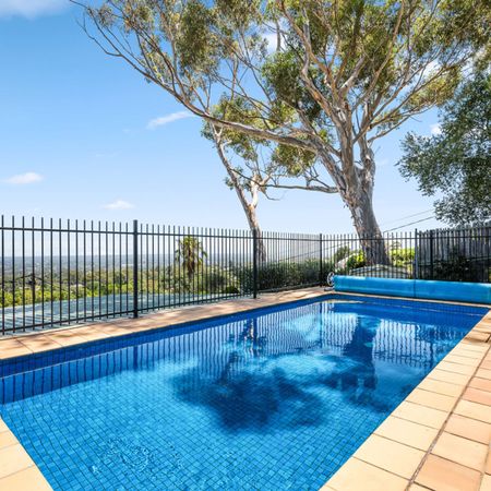 Ideal family home with both city & costal views and sparkling swimming pool - Photo 4