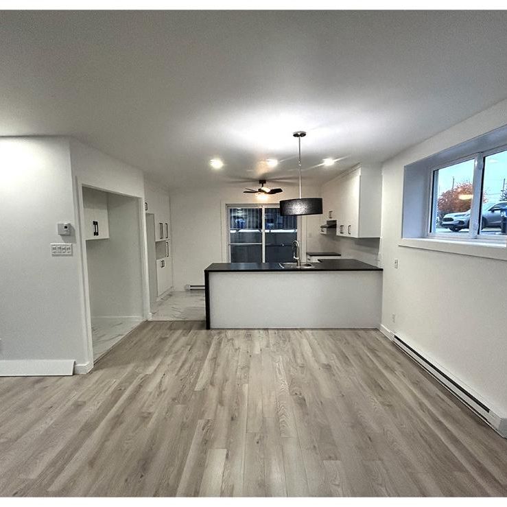 Luxueux • 4 1/2 • 535 Des Sources Sainte Anne des Plaines J5N4A Prix du Loyer valide 30 Juin 2027 - Photo 1