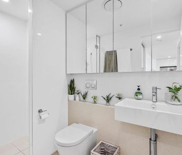 Stylish Broadwater Living with Water Views - Photo 4