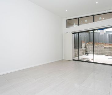 Spacious Quality Built 3 Bedroom Home with Double Garage - Photo 1