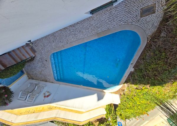 Moradia com piscina, jardim, totalmente equipada e mobilada