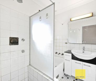 3 BEDROOM TOWNHOUSE WITH GARAGE - Photo 2