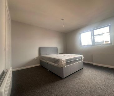 3 bedroom flat to rent - Photo 4