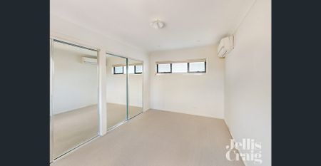 Stunning And Spacious Family Townhouse - Photo 3