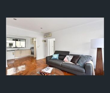 Spacious One Bedroom Apartment with Carpark - Photo 1