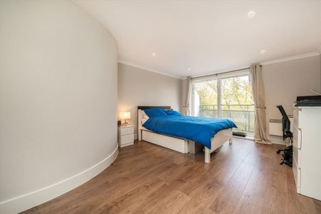 Chiswick High Road, W4 5RG, London - Photo 3