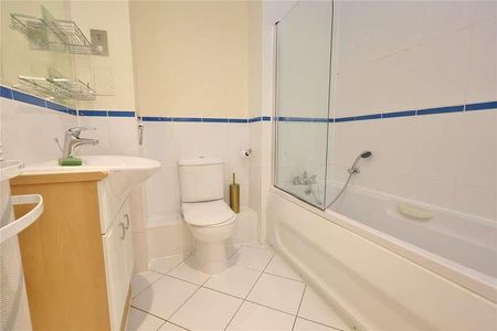 Station Approach, Wokingw, Surrey, GU22 - Photo 4