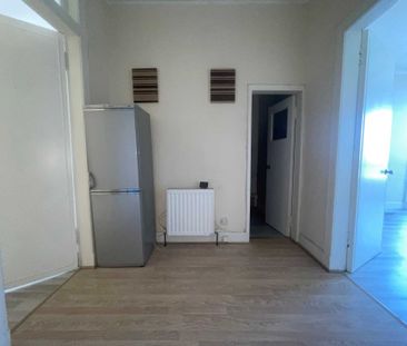Price £700 pcm - Available Now - Unfurnished - Photo 3